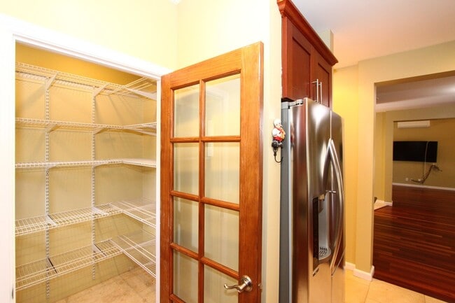 Building Photo - Large 4 bedroom, 3 bath, 4+ parking, gated single family house in Kalihi