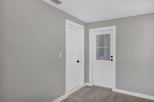 Building Photo - Charming 3-Bedroom Home with Spacious Yard & Enclosed Porch in Frostproof