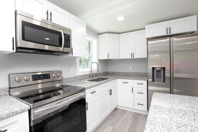 Building Photo - 2 Bedroom Madison Cutie
