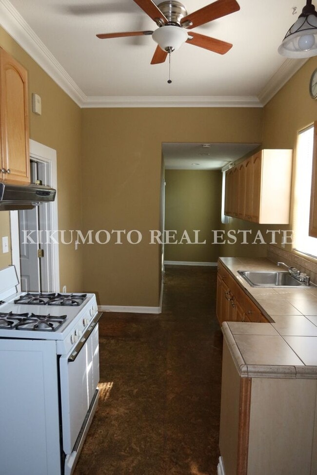 Building Photo - East Sacramento - 2 bedroom, 1 bath, 1 car garage