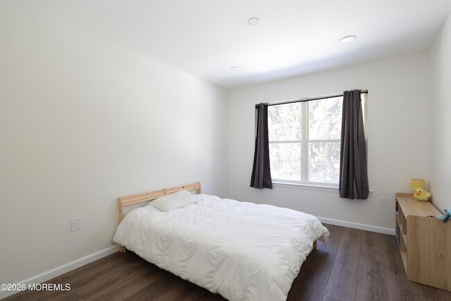 Building Photo - 42 Pennsbury Way