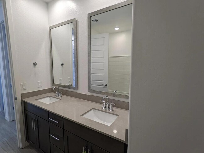 Building Photo - 2250 E Kelly Dr