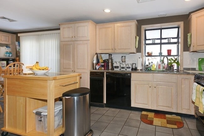 Building Photo - 39 Locust St