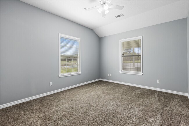 Building Photo - 140 Meadowview Dr