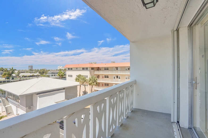 Building Photo - 3113 S Ocean Dr