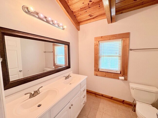 Building Photo - 413 Skyview Dr