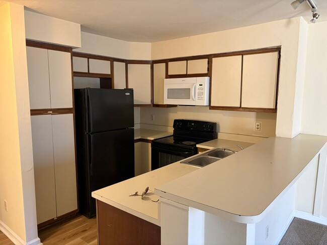 Building Photo - 4BR/2BA Near Virginia Tech | Bus Route, Laundry In-Unit
