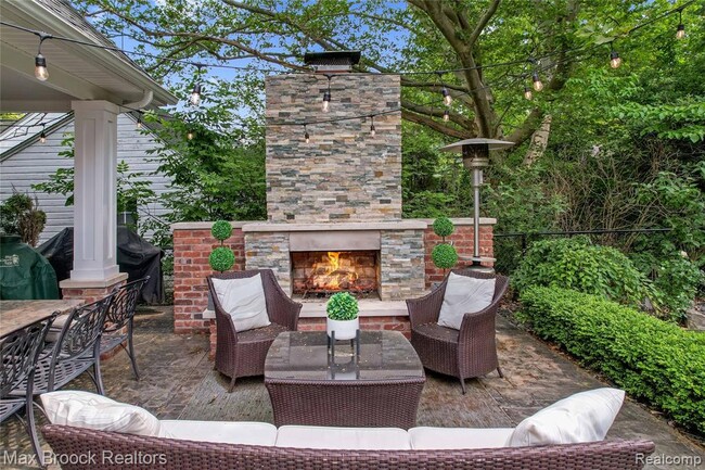 Building Photo - 2120 Buckingham Ave