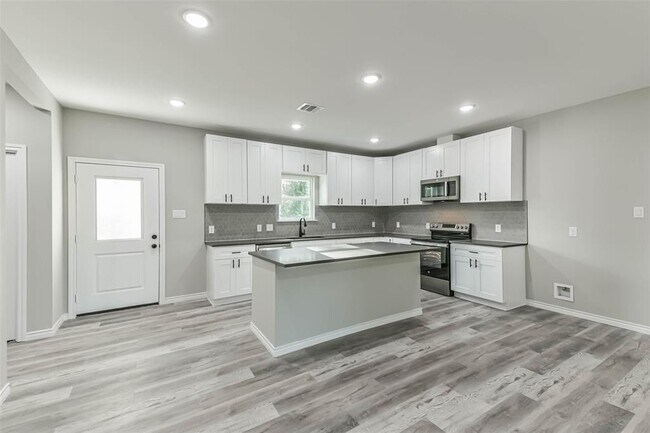 Building Photo - 106 County Rd 3704