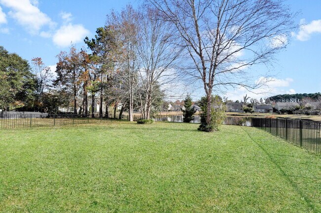 Building Photo - 3 Bedroom 2.5 bath home with 2 car garage located in Shadow Moss