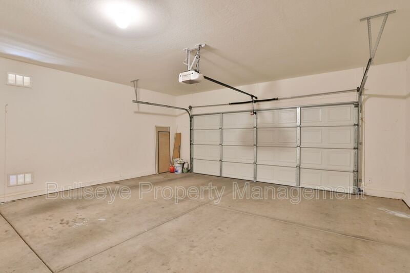 Building Photo - 11547 E Sylvan Ave