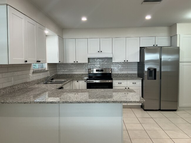 Building Photo - 158 Lake Hollingsworth Dr