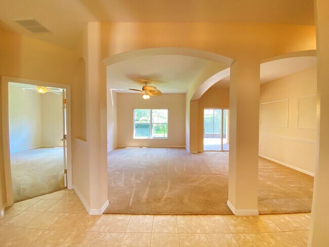 Building Photo - Amazing Solivita 2B/2B, open kitchen to fa...