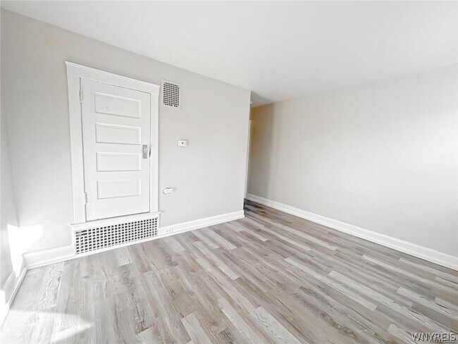 Building Photo - 533 24th St