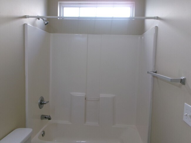 Building Photo - 110 Fountain Pointe Ln