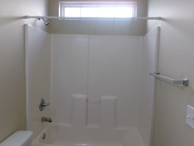 Building Photo - 3 bedroom, 2 bath condo located in Fountain Pointe