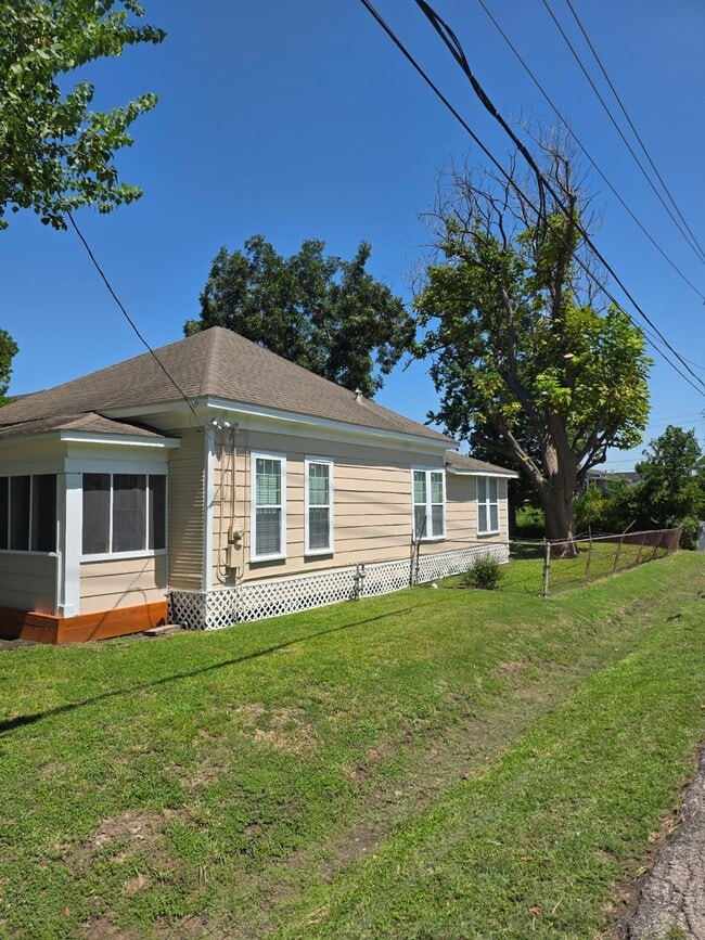 Building Photo - 8133 Brandon St