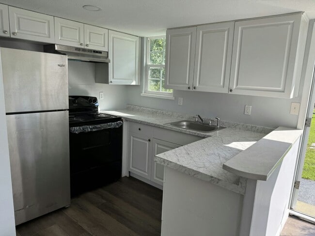 Building Photo - 1250 Lakeview Dr