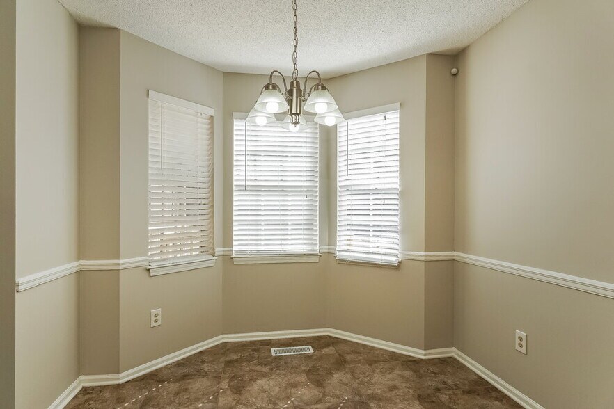 Building Photo - 1805 Forest Dr