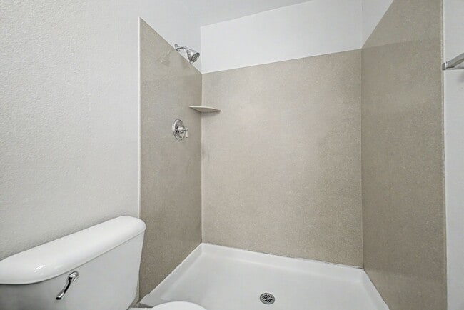 Building Photo - Beautiful 3 Bedroom Home with Large Grass Yard