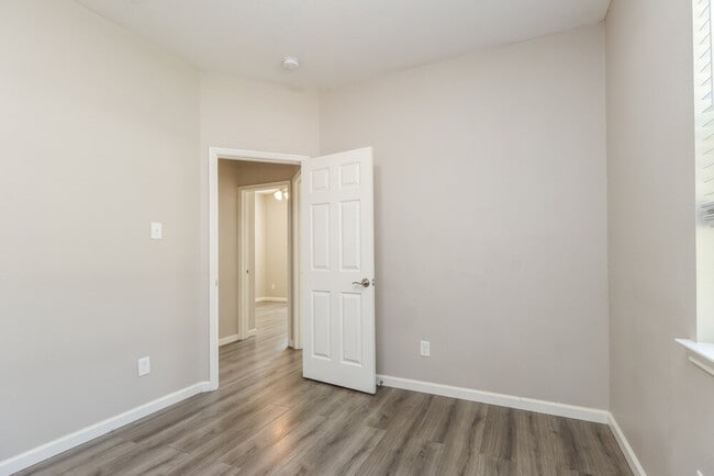 Building Photo - 443 Oak Chase Dr