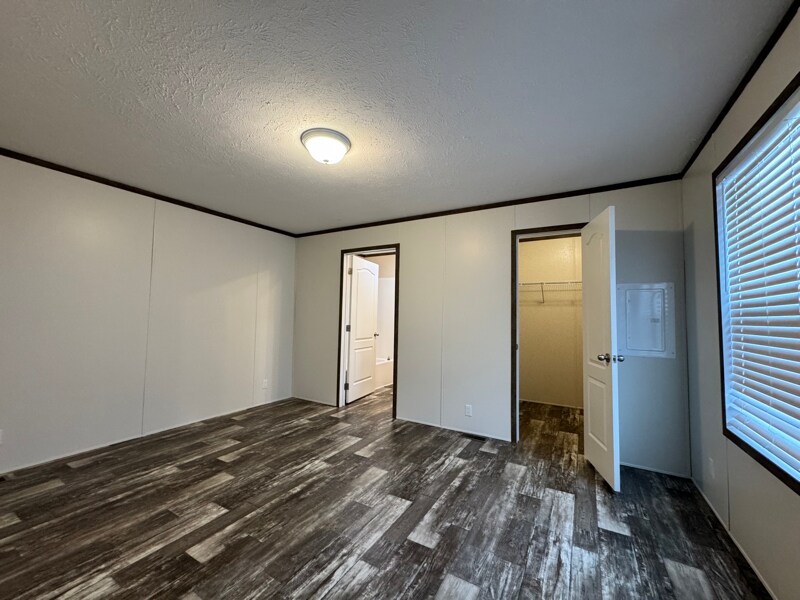 Building Photo - 16152 Notre Dame St