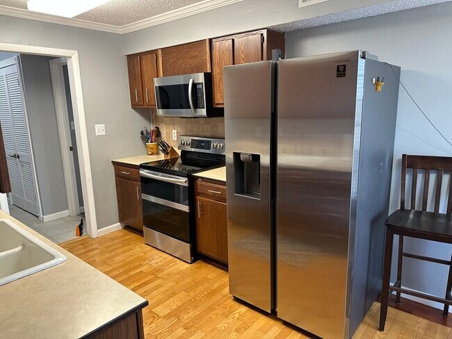 Building Photo - $1,950.00 2Bd/2Bt Condo in Chesterfield w/2 Garage Parking Spots