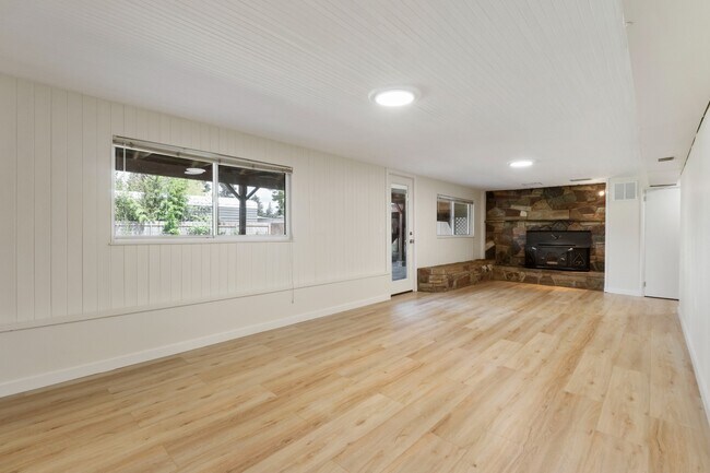 Building Photo - Spacious 5 Bedroom with Huge yard and 3 fireplaces