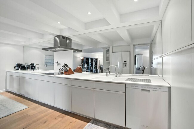 Building Photo - 3951 Gulf Shore Blvd N