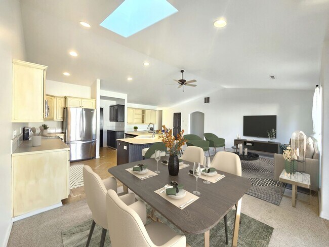 Building Photo - $1,995 - 2 Bed / 2 Bath Beautiful House in North Spokane with Oversized Garage