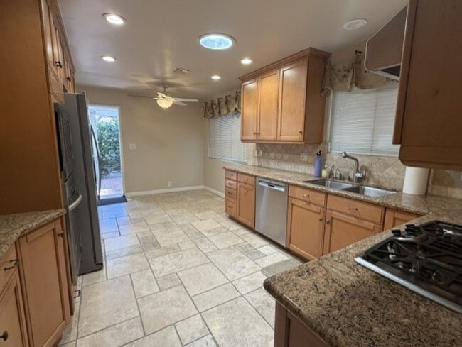 Building Photo - Spacious & Charming 3 Bedroom and a Den Home with Beautiful Updates