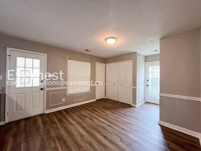 Building Photo - 3985 Fernway Dr