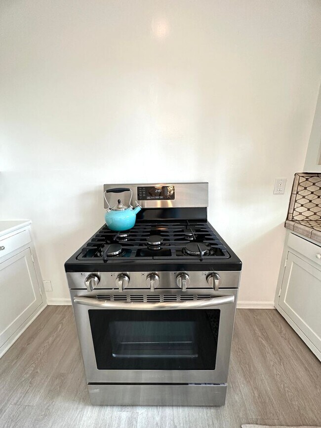 Building Photo - Vintage Style 1+1 - New Kitchen Appliances, Plank Floors, Balcony, pet friendly