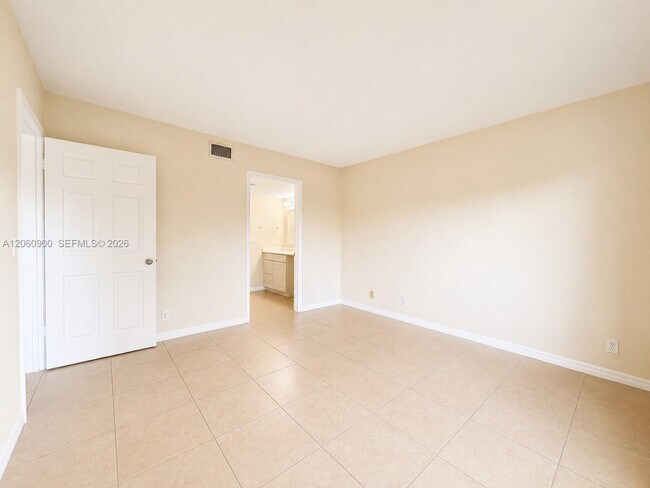 Building Photo - 6585 Somerset Dr