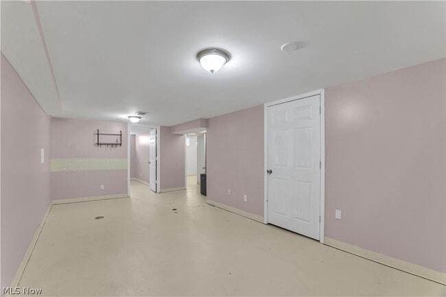 Building Photo - 325 Thelma Dr