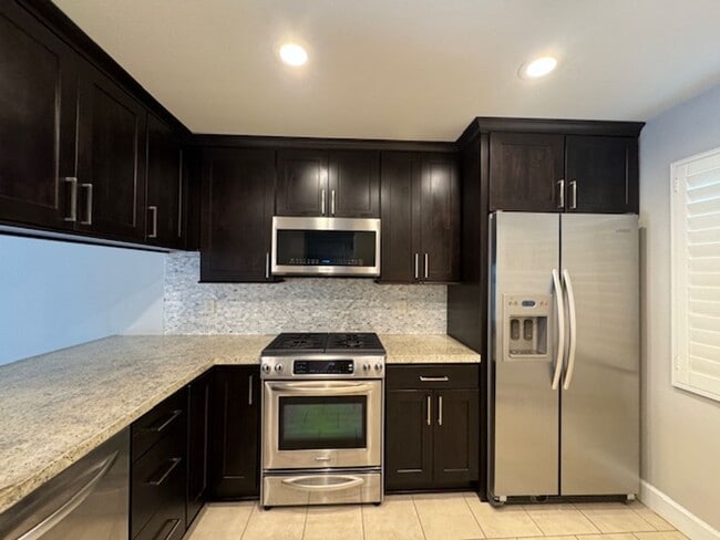 Building Photo - Serene 2 bedroom townhome