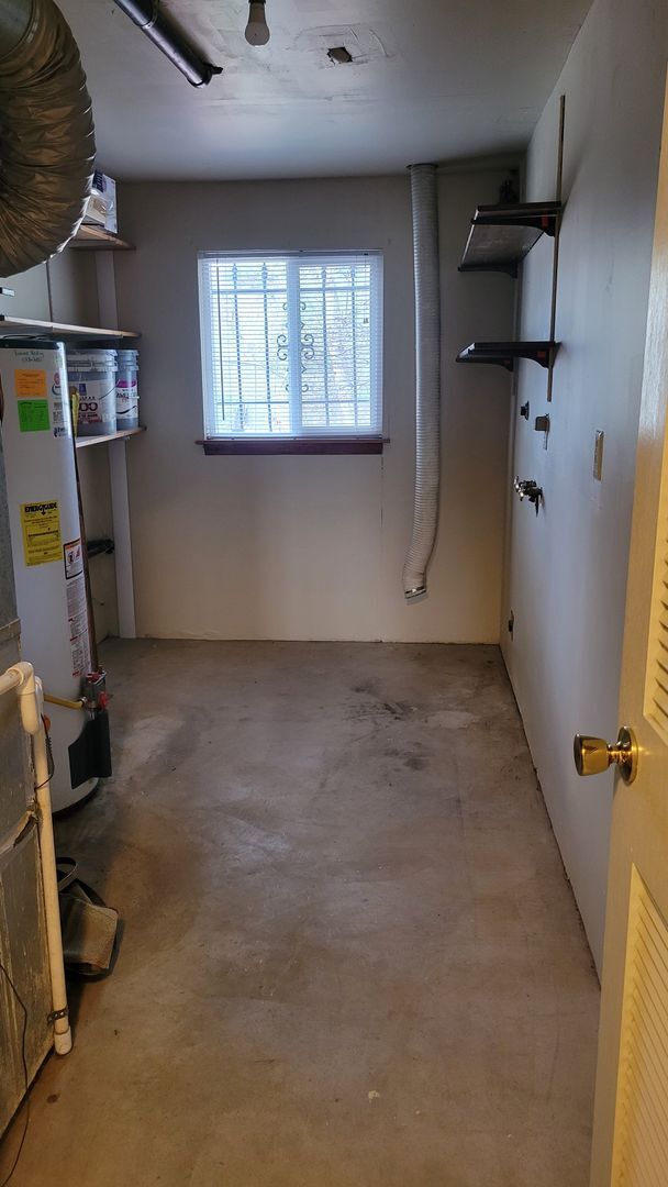 Building Photo - 4 Bed 2.5 Bath with A/C - Available Now!