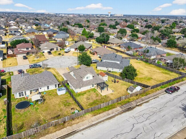 Building Photo - 1308 Roanoke Ct