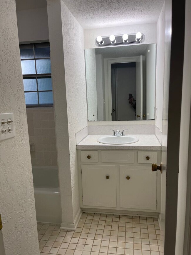 Building Photo - 3 bed - 1 bath - HUGE backyard