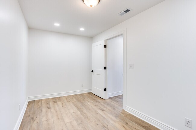 Building Photo - 459 S Stoney Crk St