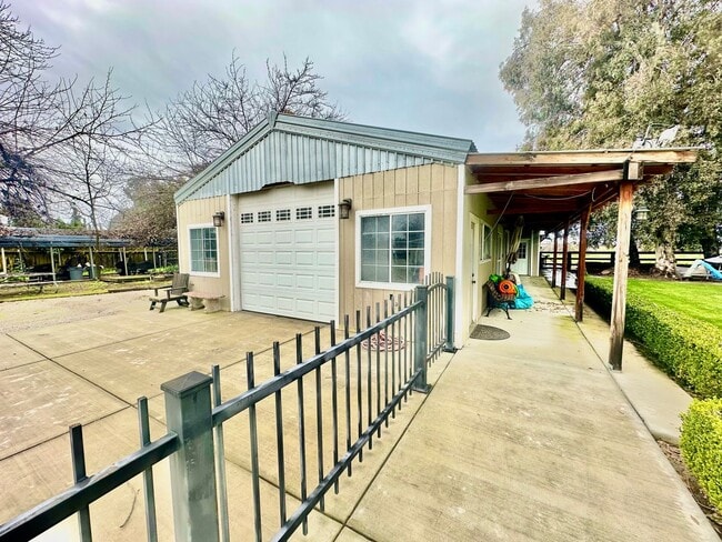 Building Photo - Gorgeous 4/3 Country Estate with 2000sf Barn