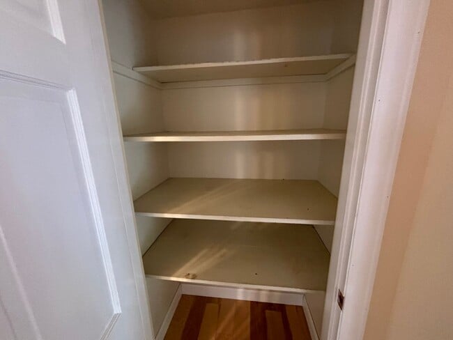 Building Photo - Remodeled Ground Level Condo off Rivermont