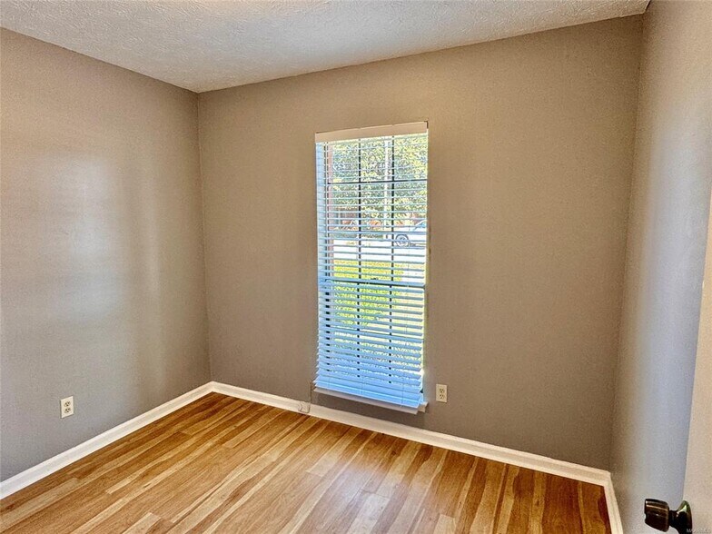 Building Photo - 728 E Gardendale Dr
