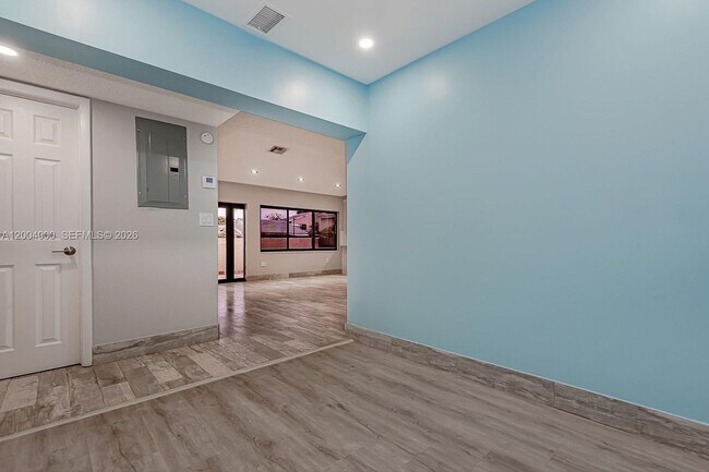 Building Photo - 740 NW 105th Pl