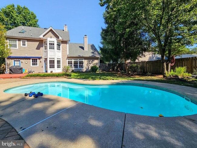 Building Photo - 6 Hedgecroft Dr