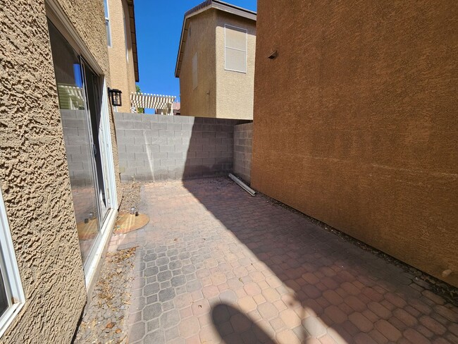 Building Photo - Sleek 2 story home with tile in most living areas and upgraded kitchen.