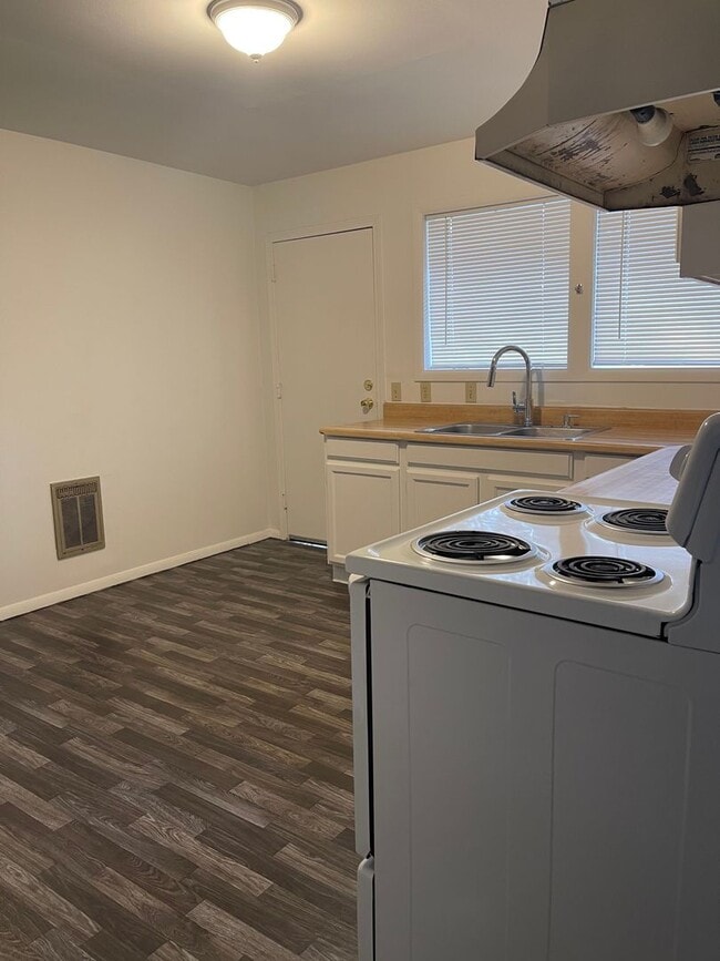 Building Photo - Nice and Bright Rambler near Downtown Kirkland