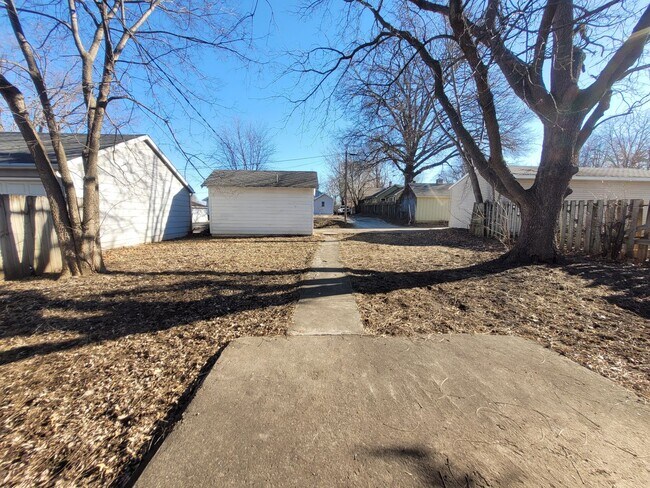 Building Photo - Pet Friendly 2 Bedroom Home with detached garage!