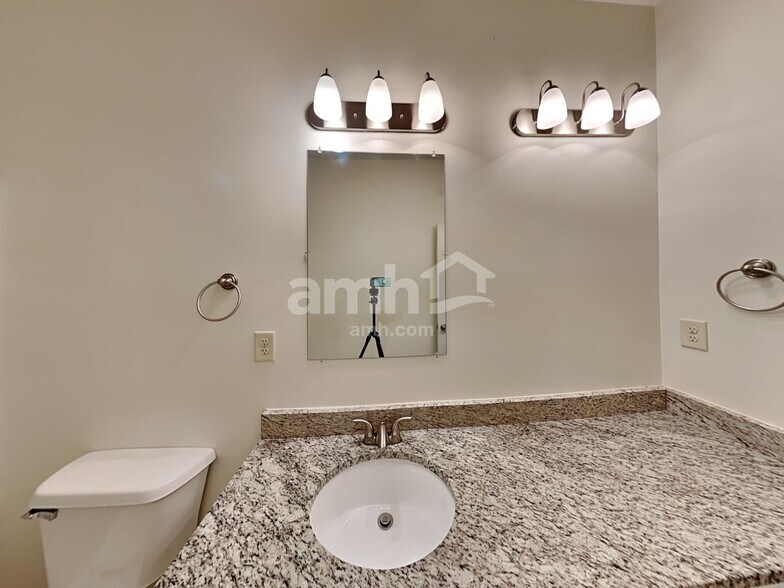 Building Photo - 105 Hickory Village Cir