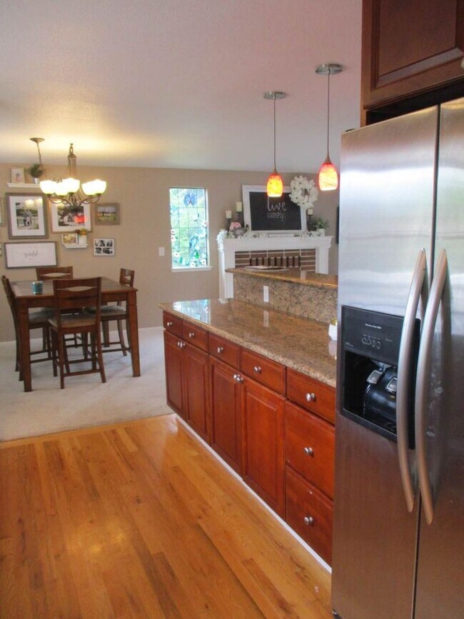 Building Photo - 3 Bedroom, 2.5 bathroom split level home in University Place